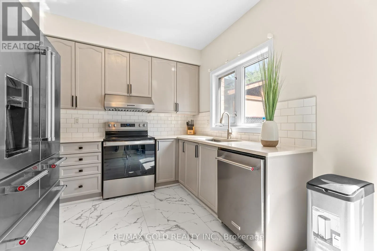 6 - 61 NELSON STREET W
