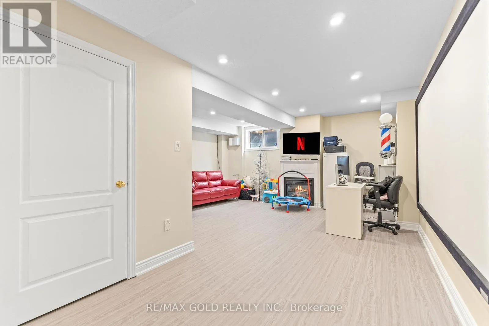 6 - 61 NELSON STREET W