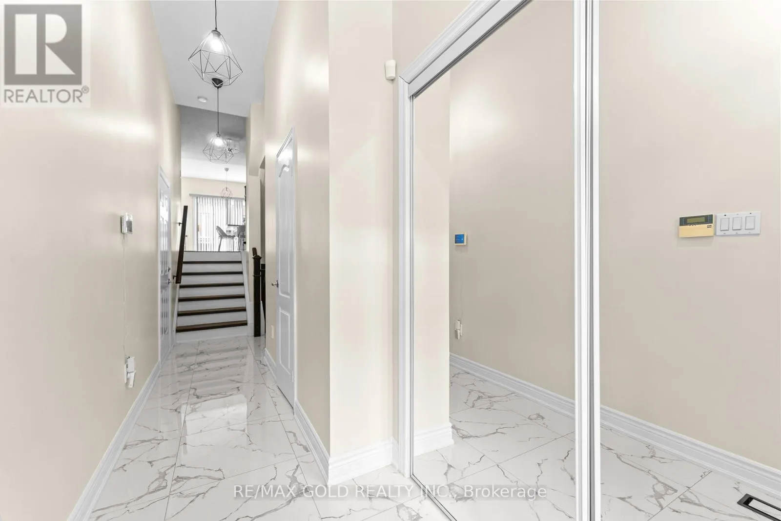6 - 61 NELSON STREET W