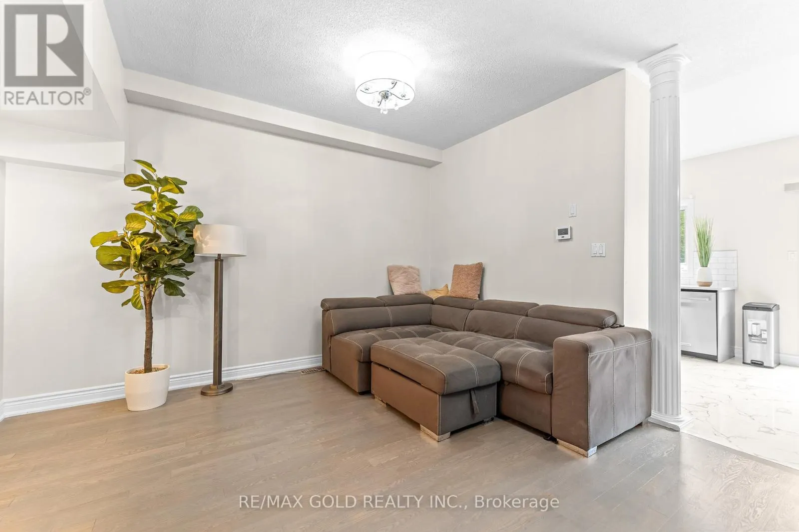 6 - 61 NELSON STREET W