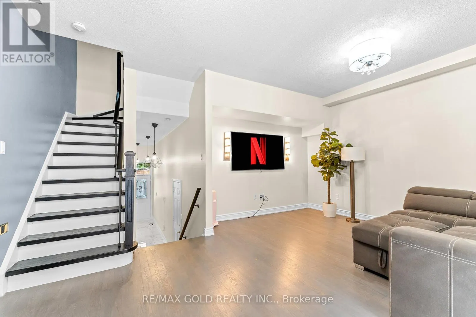 6 - 61 NELSON STREET W