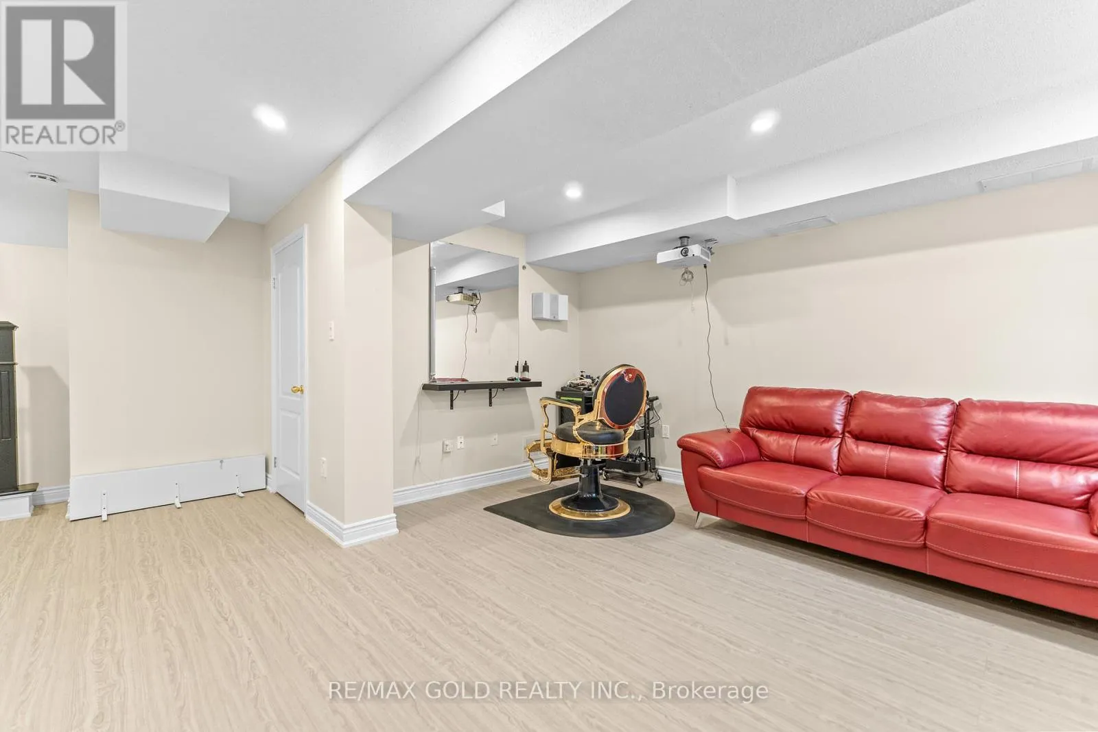 6 - 61 NELSON STREET W