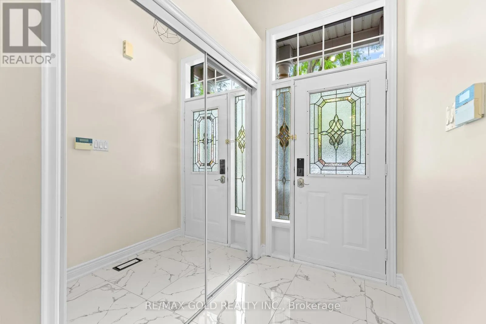 6 - 61 NELSON STREET W