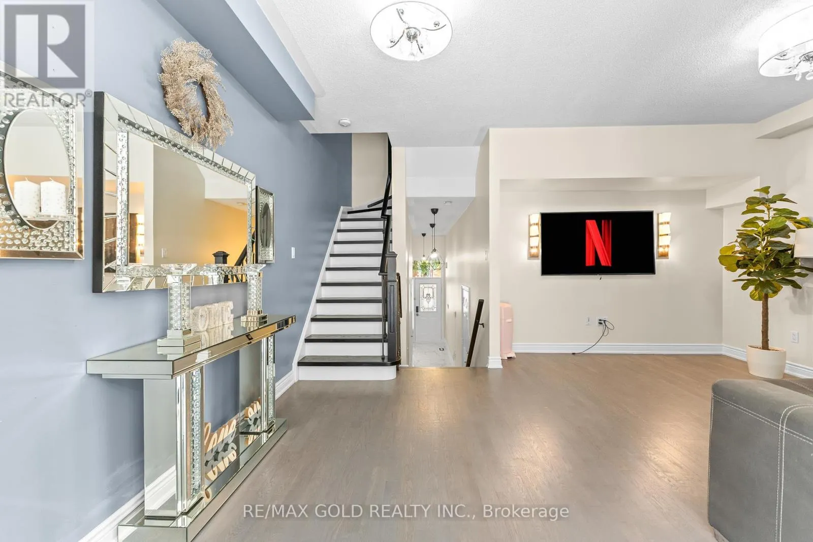6 - 61 NELSON STREET W