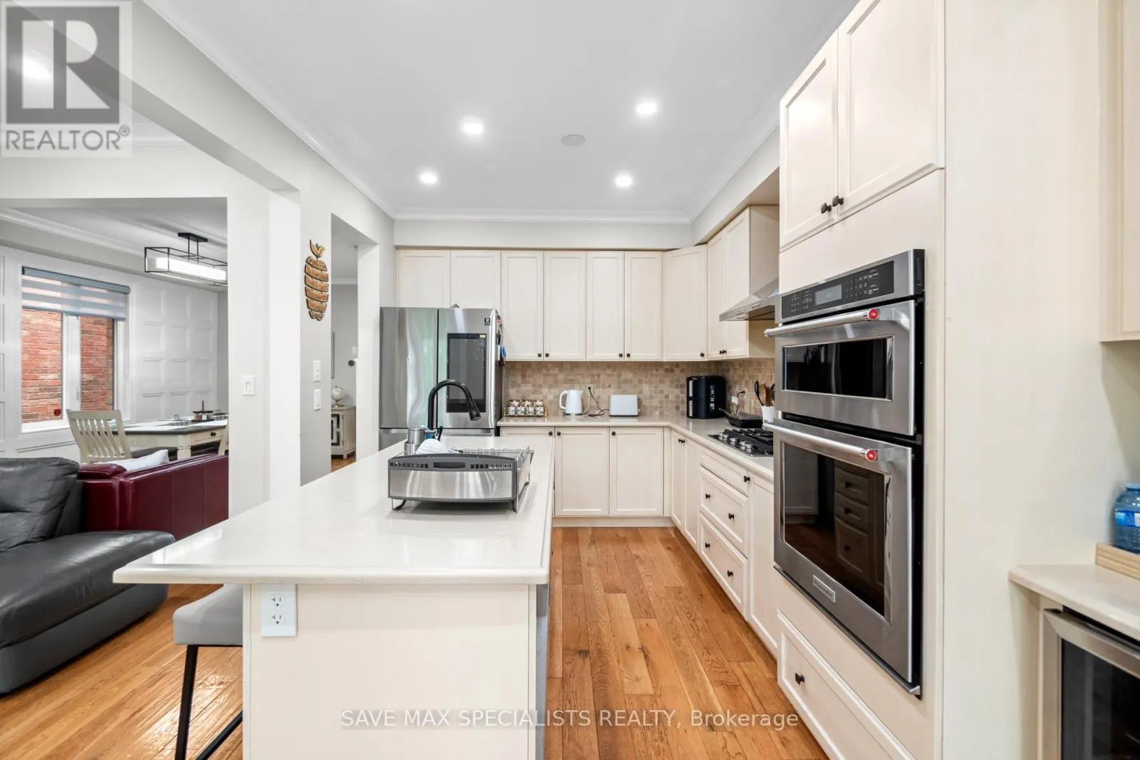 21 ISAAC DEVINS BOULEVARD