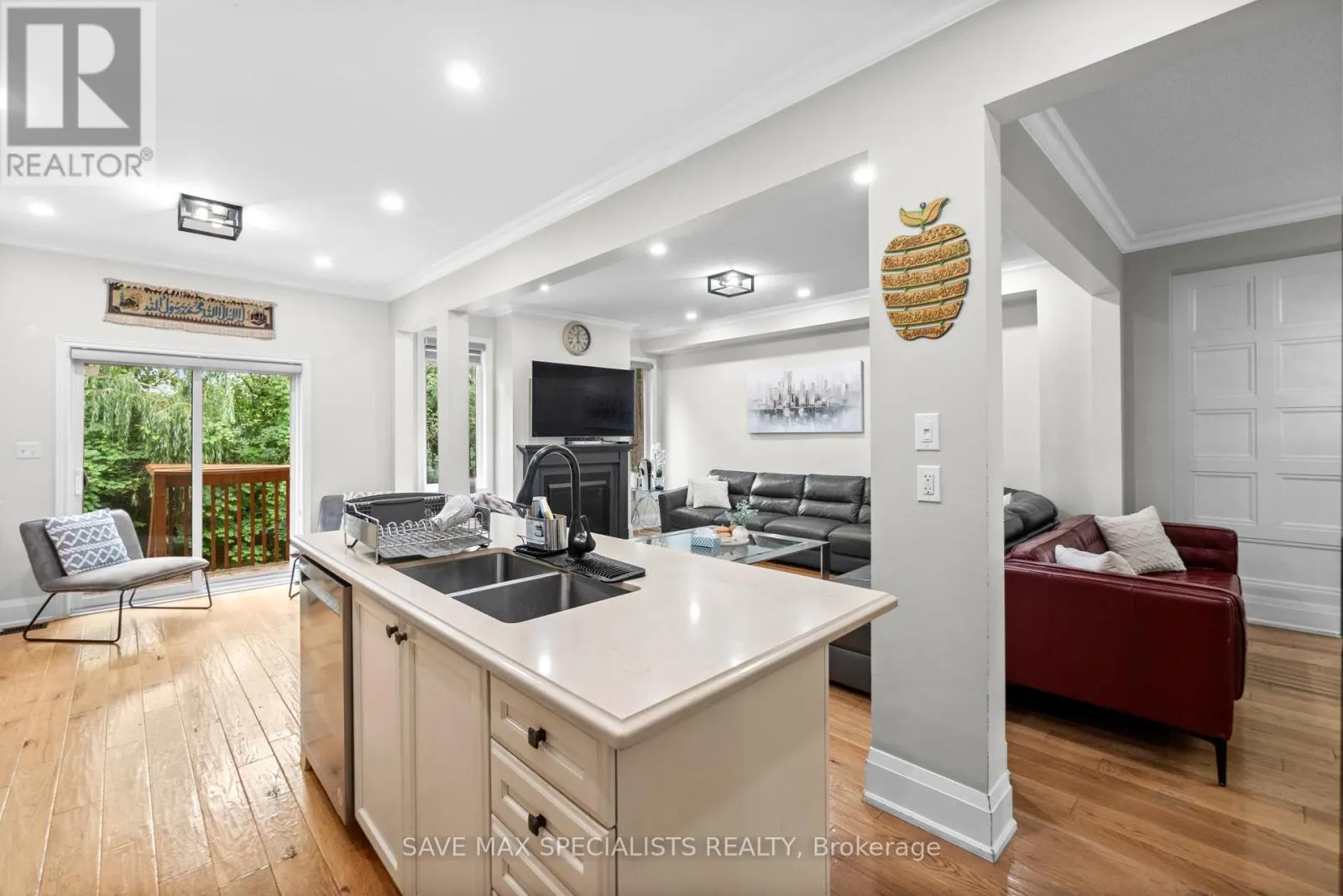 21 ISAAC DEVINS BOULEVARD