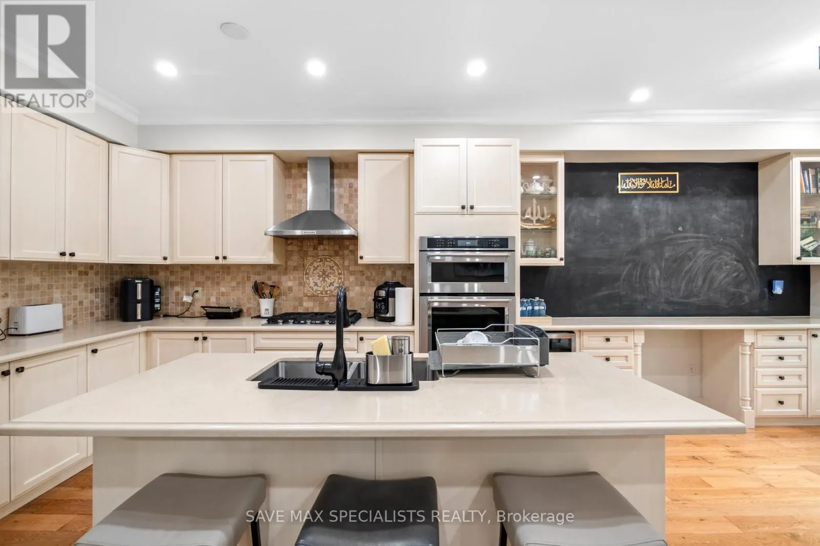 21 ISAAC DEVINS BOULEVARD