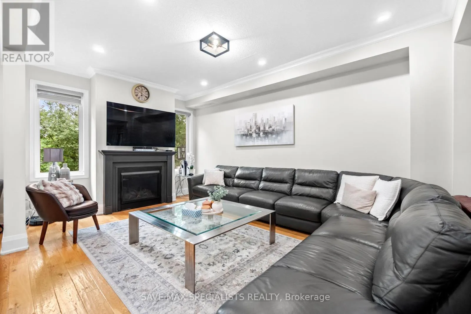 21 ISAAC DEVINS BOULEVARD