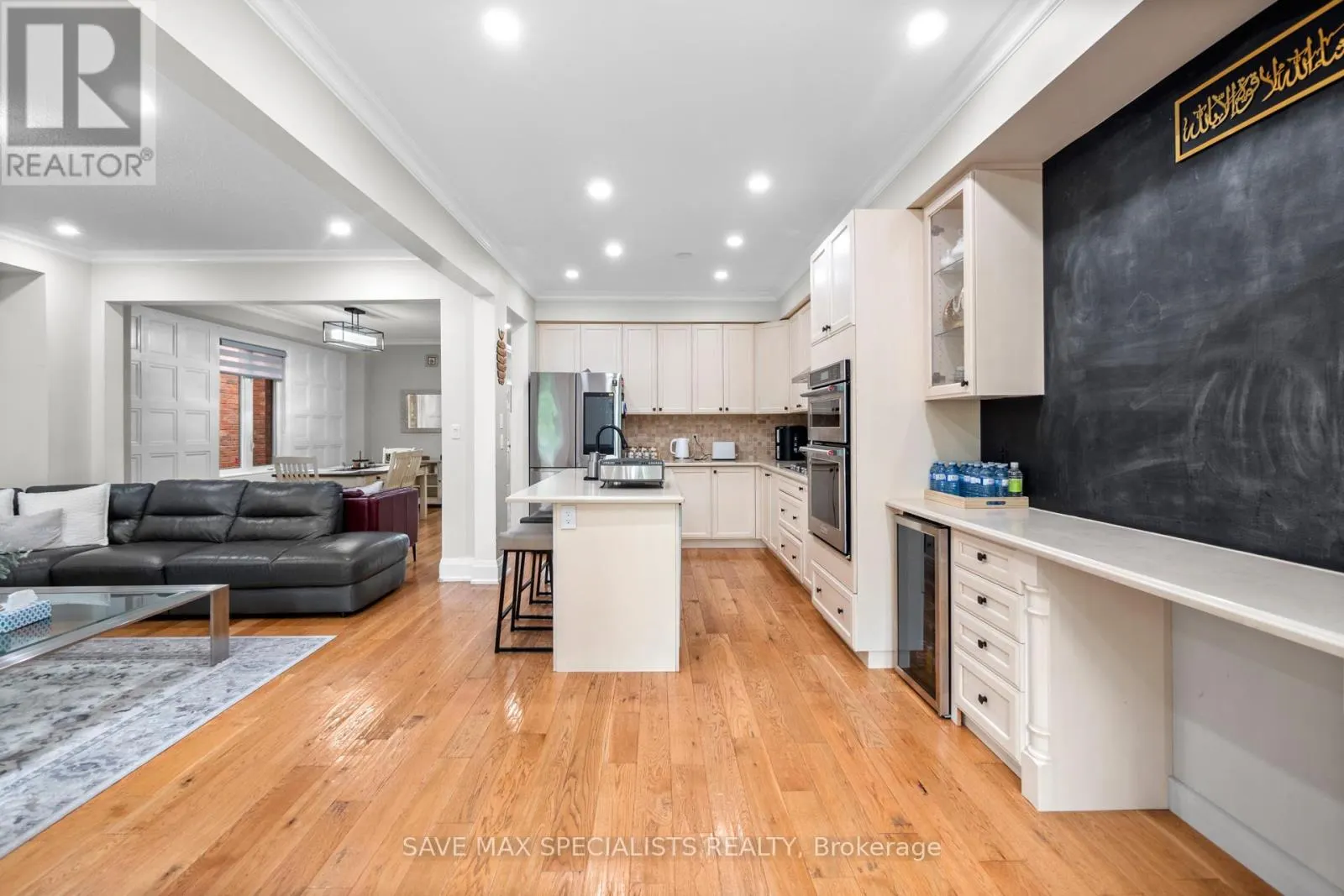 21 ISAAC DEVINS BOULEVARD