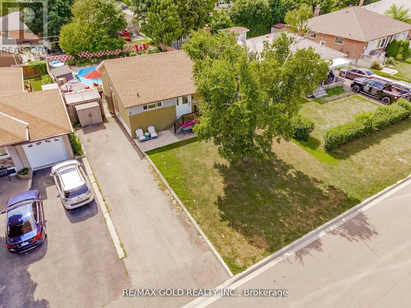 9 ASHWOOD CRESCENT