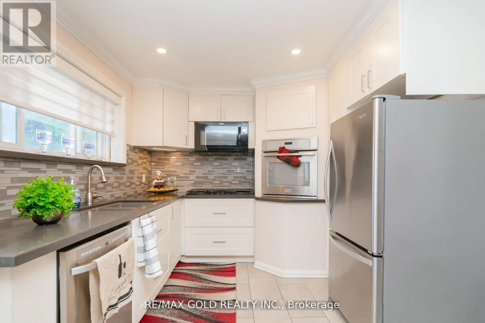 9 ASHWOOD CRESCENT