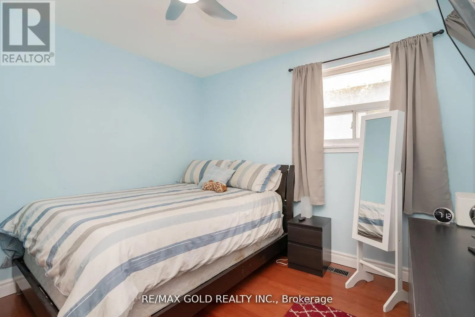 9 ASHWOOD CRESCENT