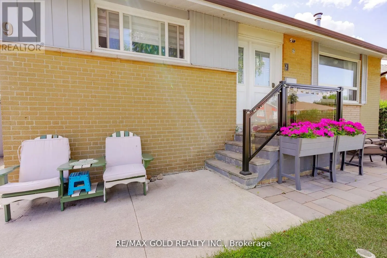 9 ASHWOOD CRESCENT