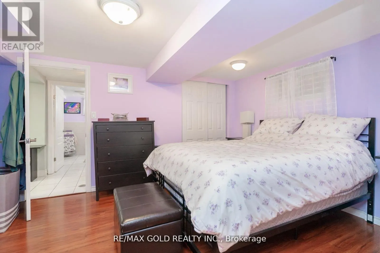 9 ASHWOOD CRESCENT
