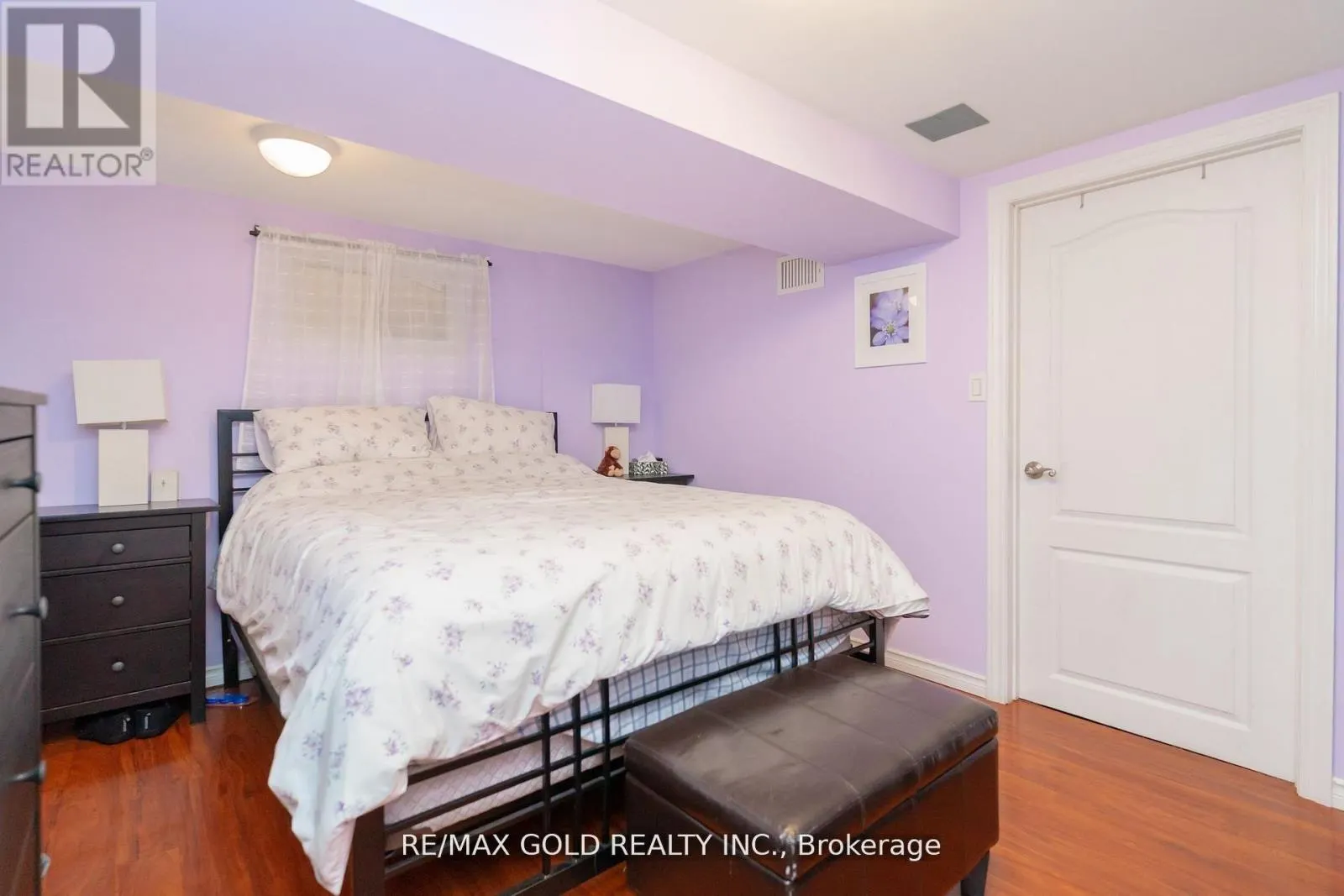 9 ASHWOOD CRESCENT