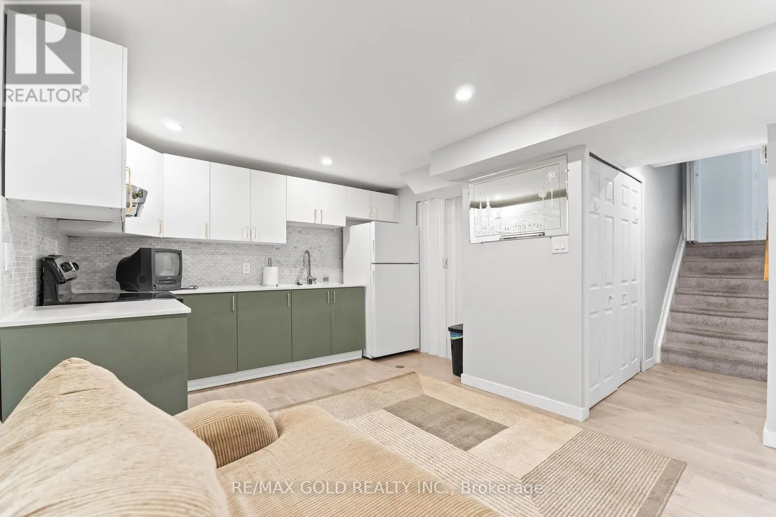 1 GREENBRIAR ROAD