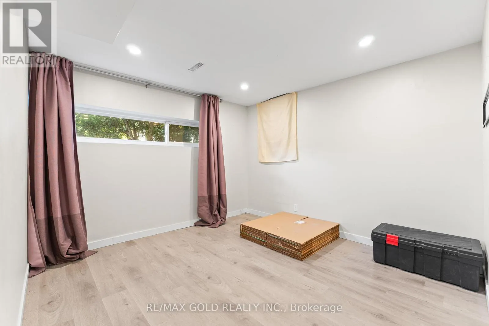 1 GREENBRIAR ROAD