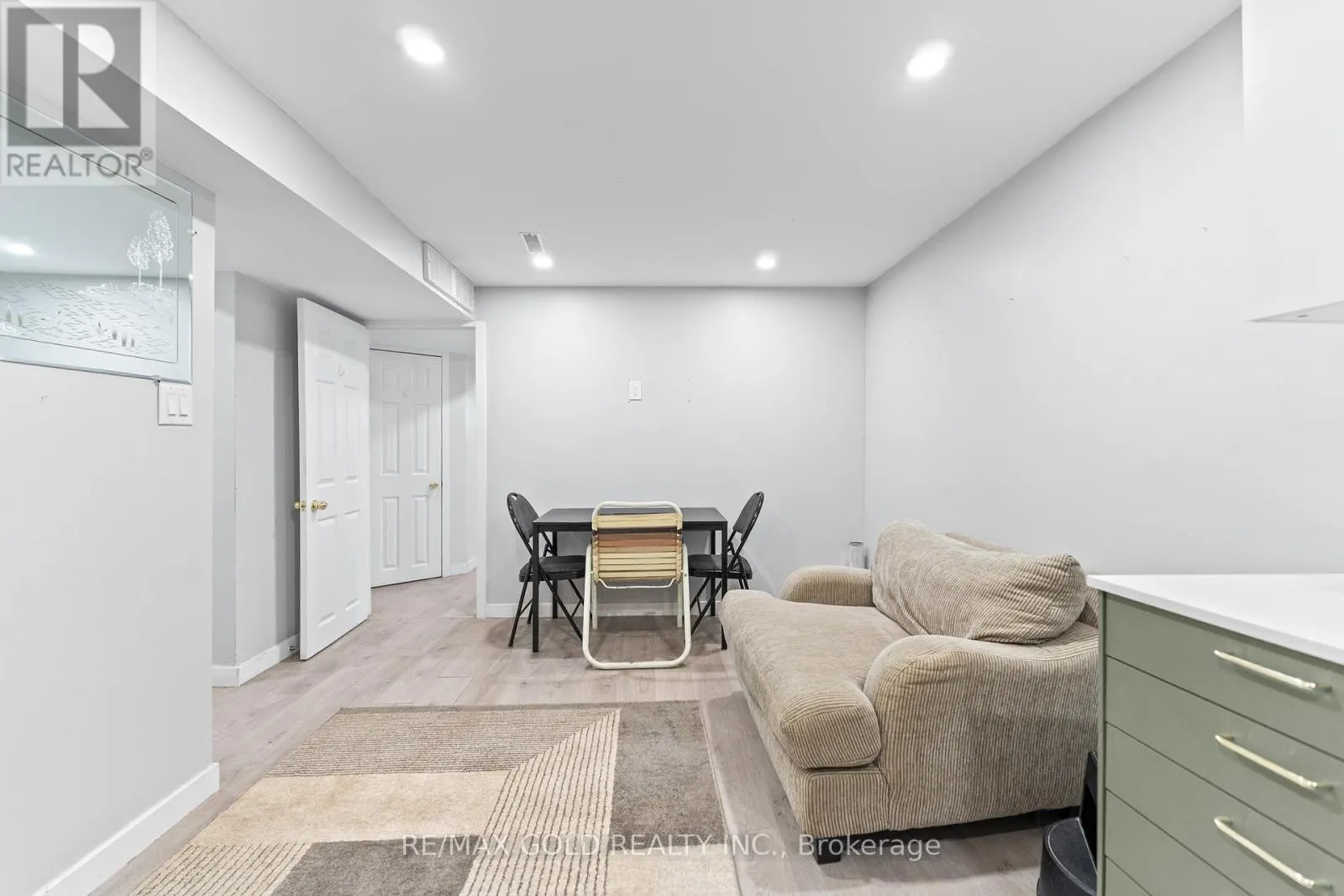 1 GREENBRIAR ROAD