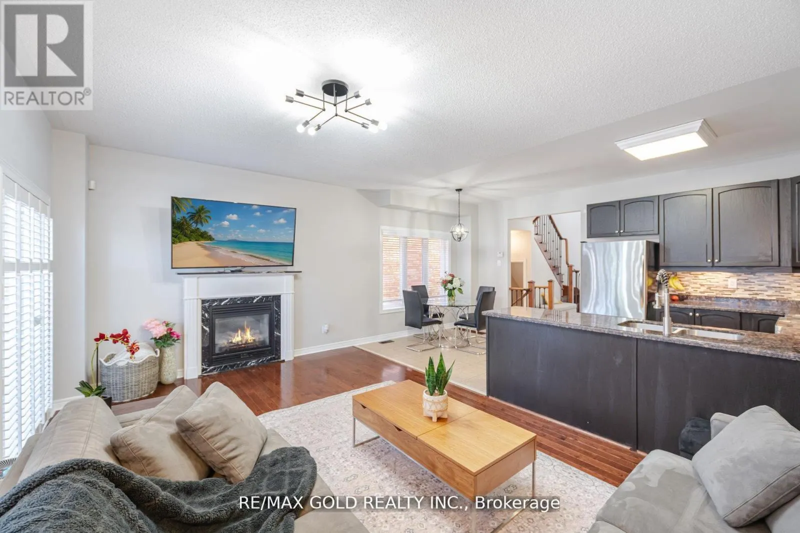 28 VERSAILLES CRESCENT