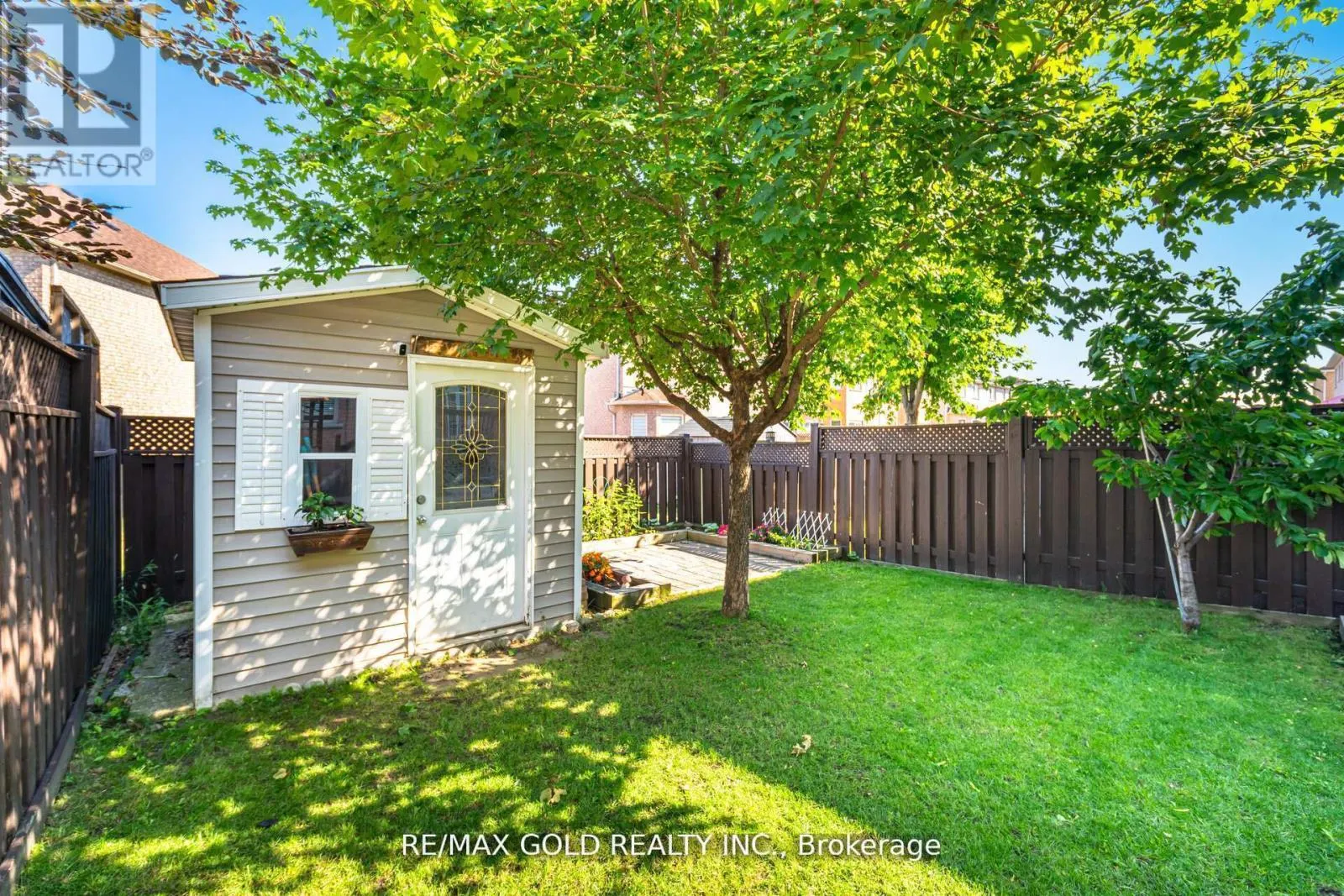 28 VERSAILLES CRESCENT