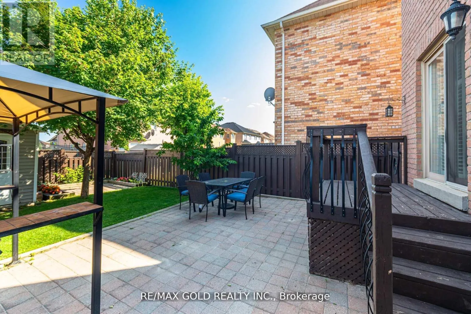 28 VERSAILLES CRESCENT