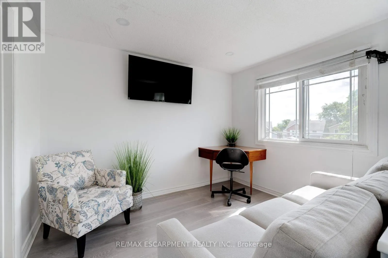 2261 LEOMINSTER DRIVE