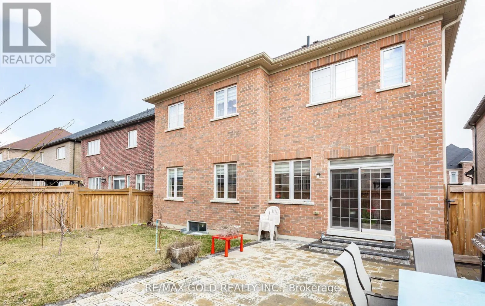 4 BUTTONWOOD ROAD