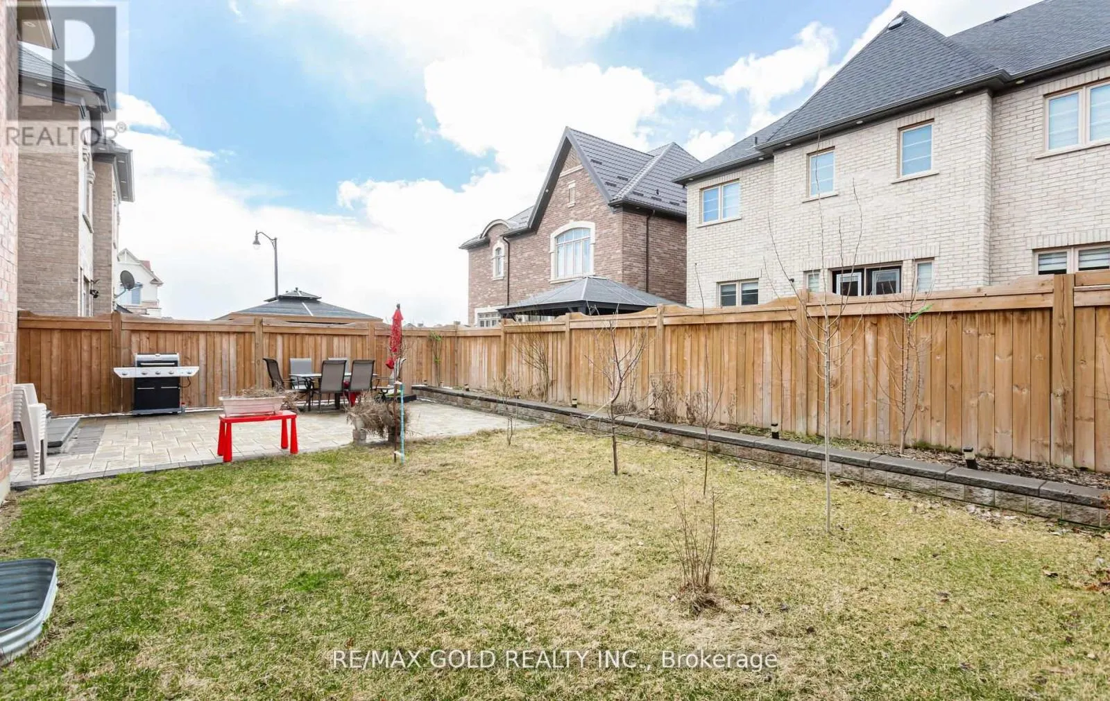 4 BUTTONWOOD ROAD