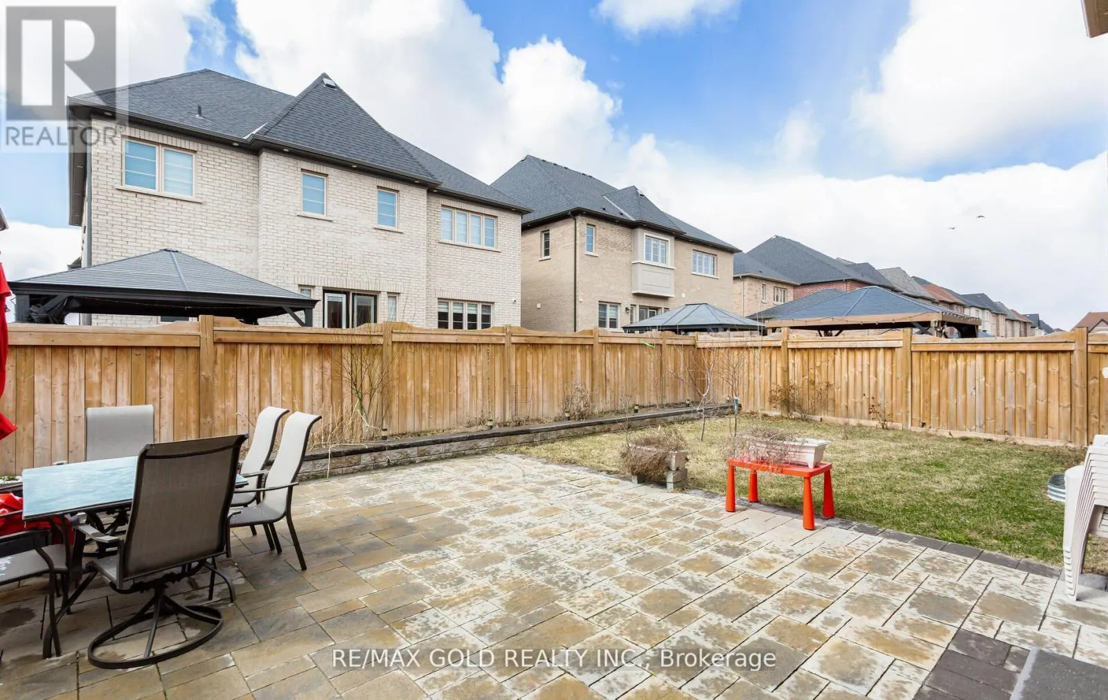 4 BUTTONWOOD ROAD