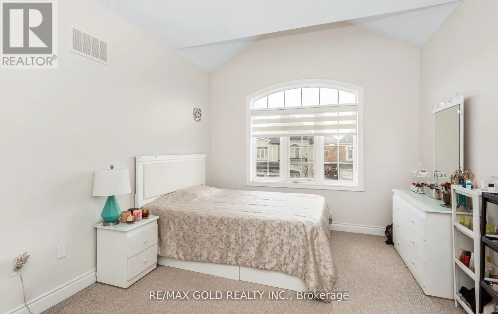 4 BUTTONWOOD ROAD