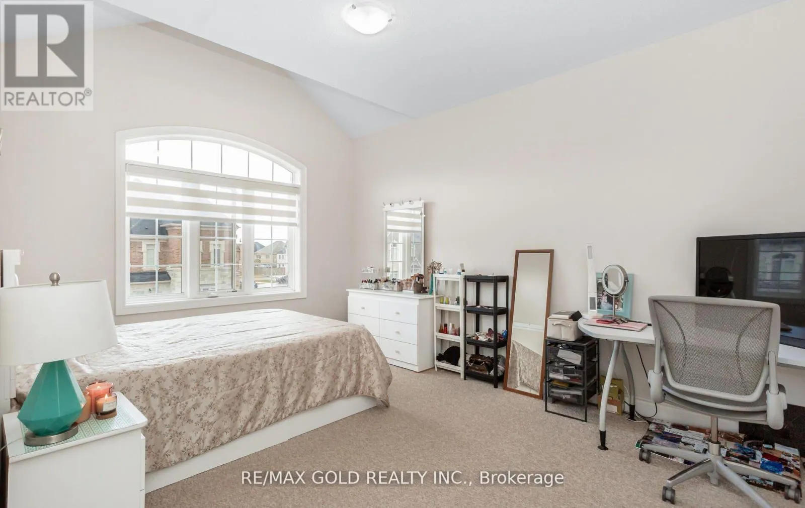 4 BUTTONWOOD ROAD
