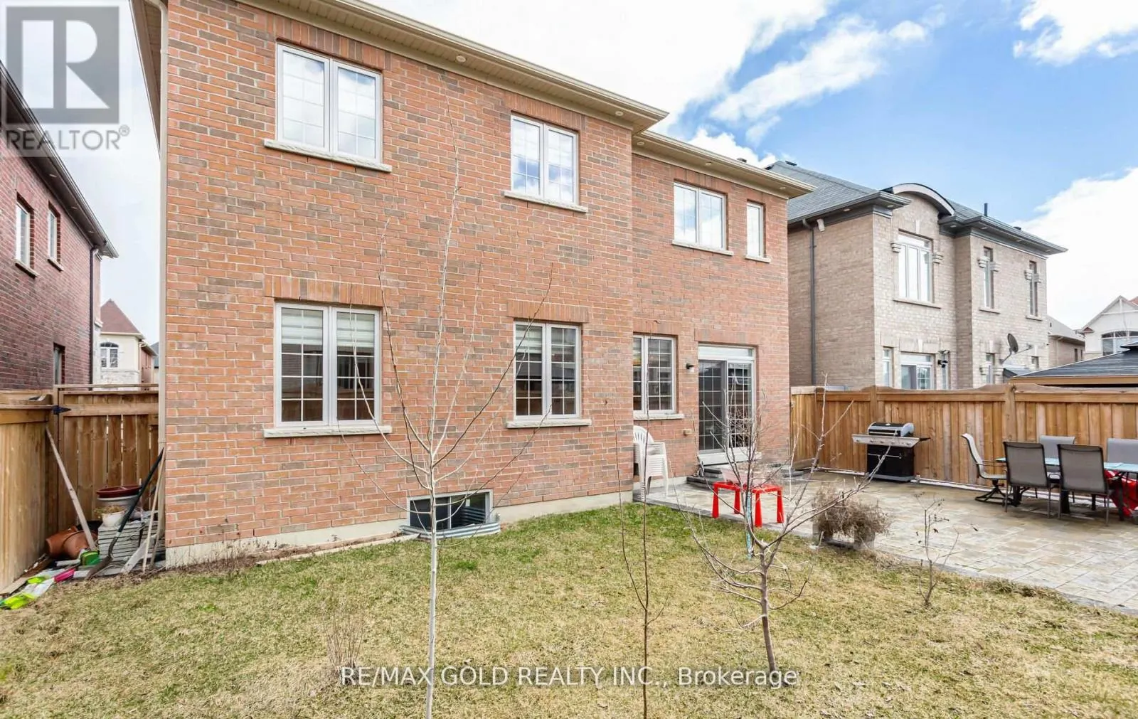 4 BUTTONWOOD ROAD