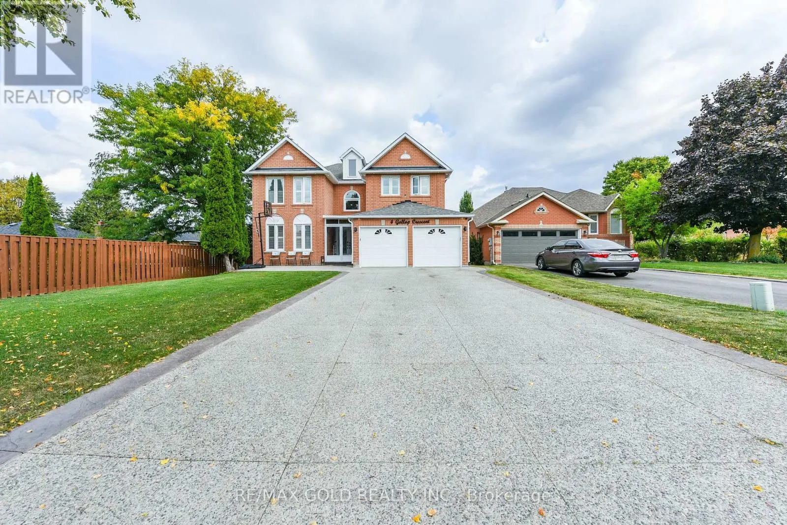 4 GOLLOP CRESCENT