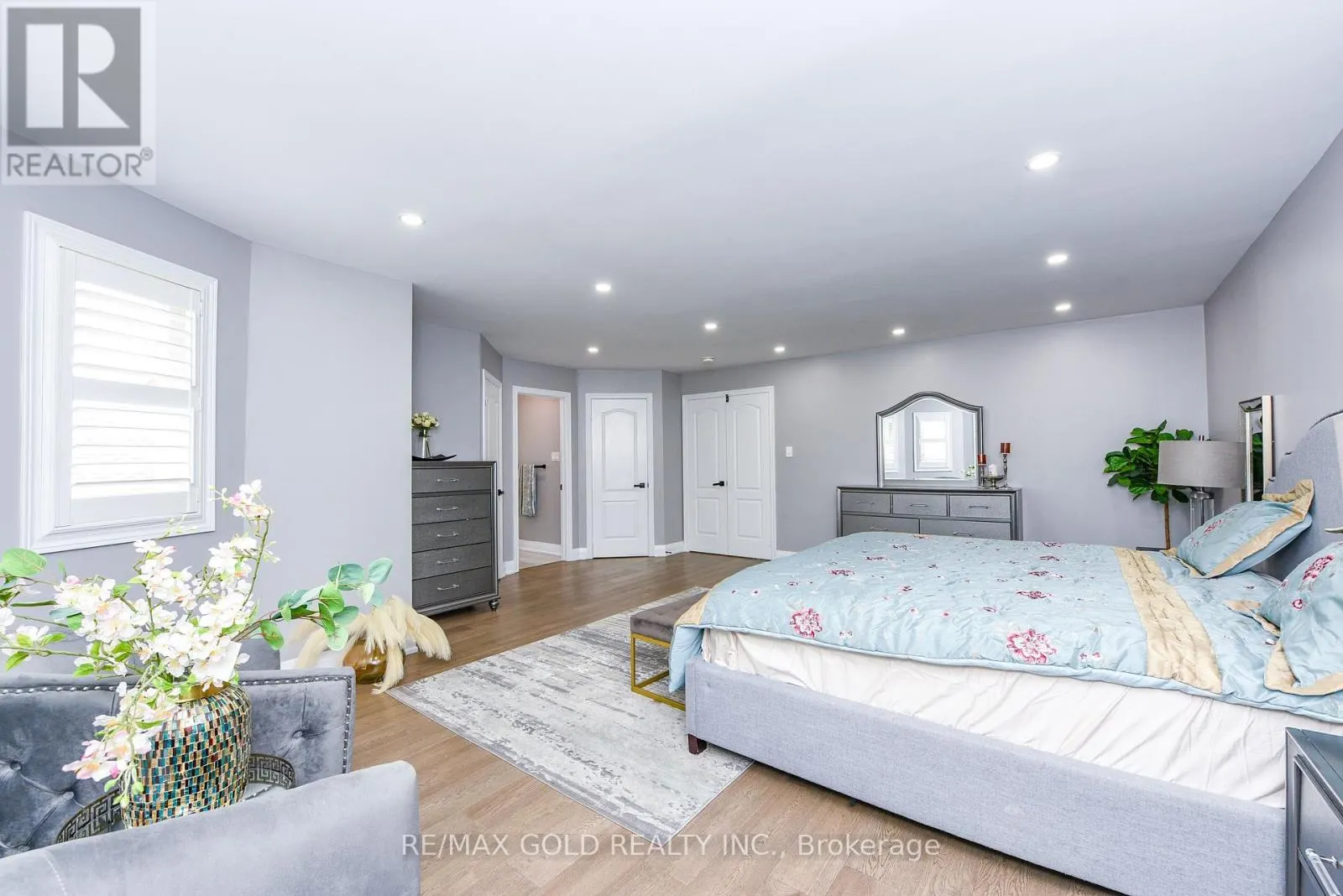 4 GOLLOP CRESCENT