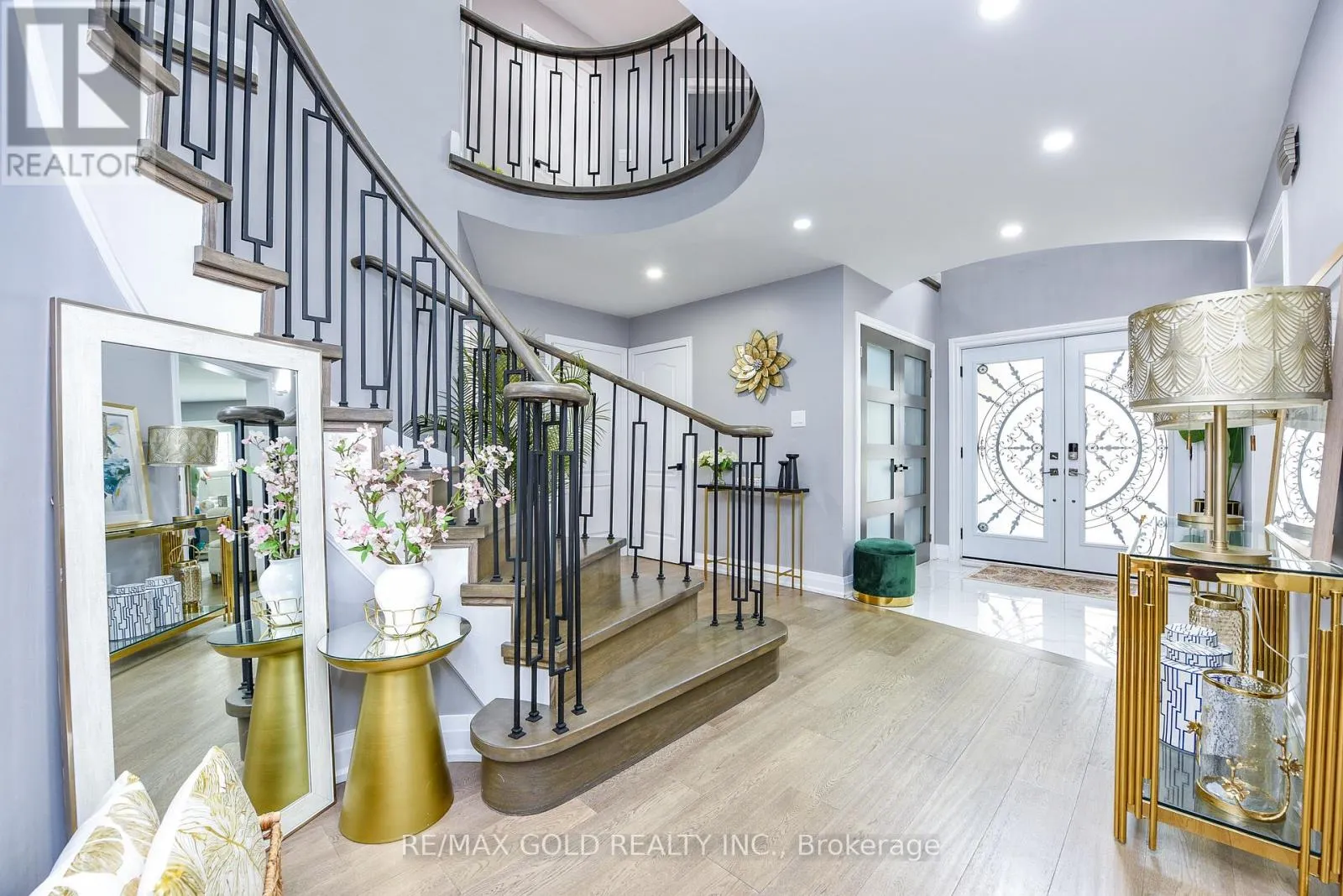 4 GOLLOP CRESCENT