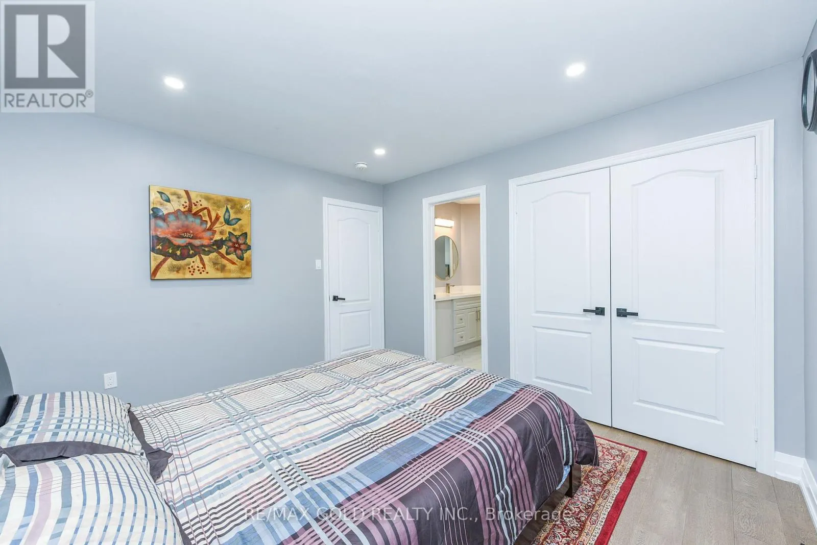 4 GOLLOP CRESCENT