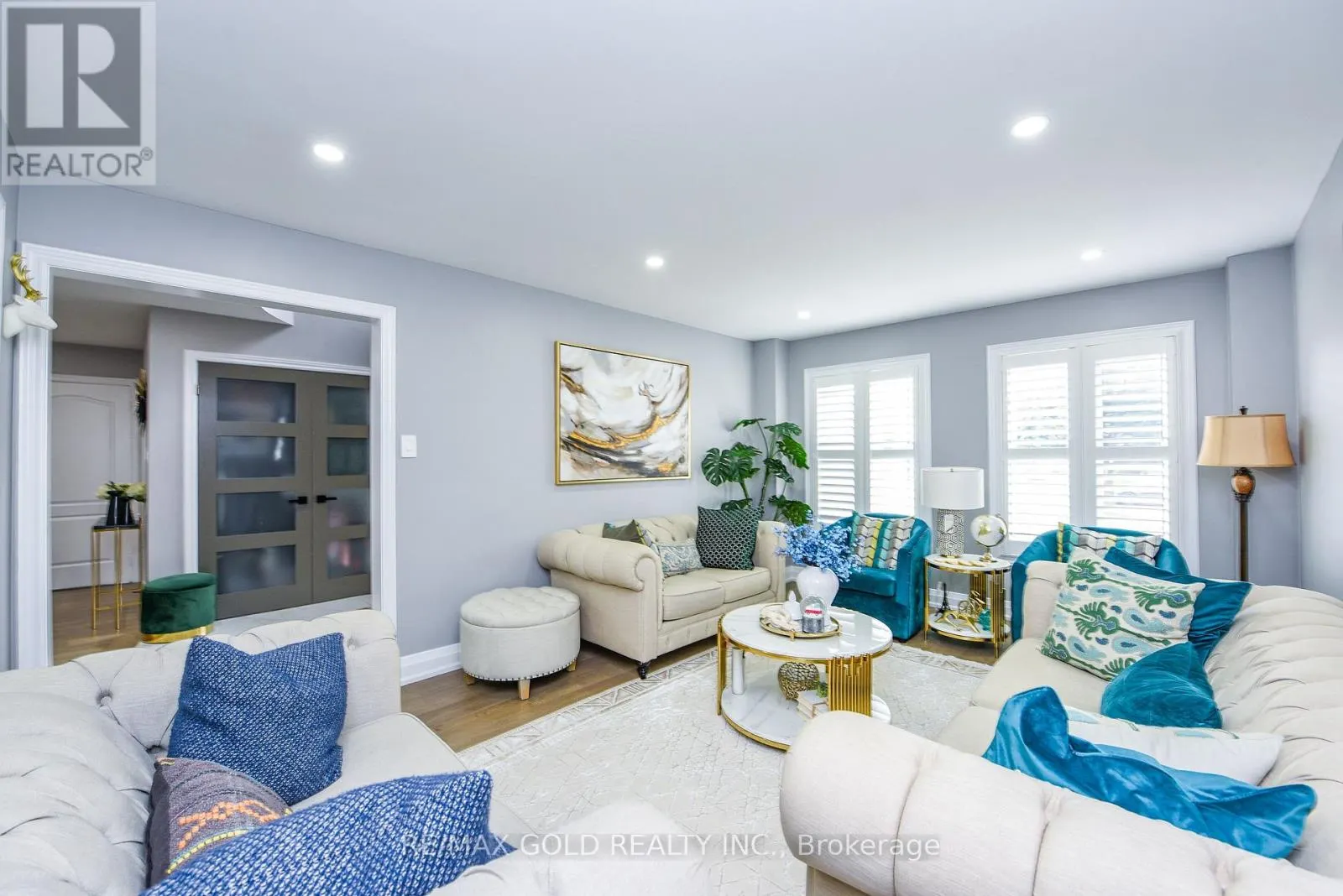 4 GOLLOP CRESCENT