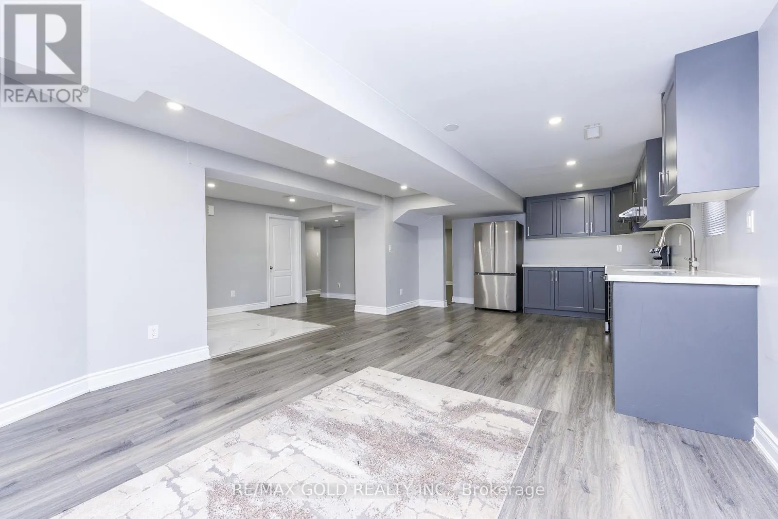 4 GOLLOP CRESCENT