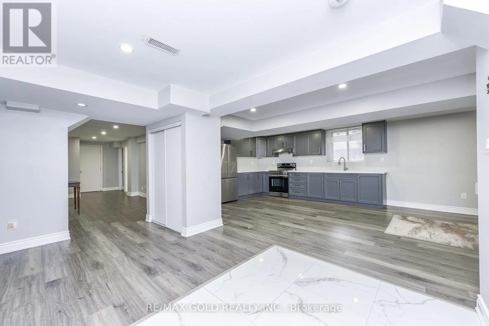 4 GOLLOP CRESCENT