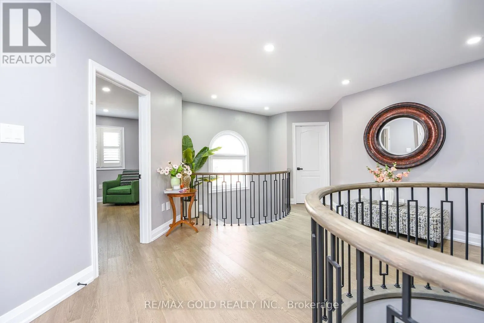 4 GOLLOP CRESCENT
