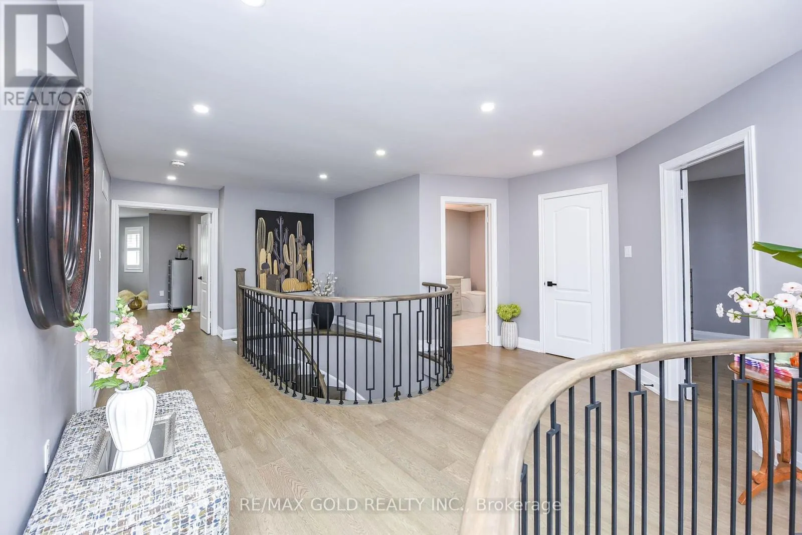 4 GOLLOP CRESCENT