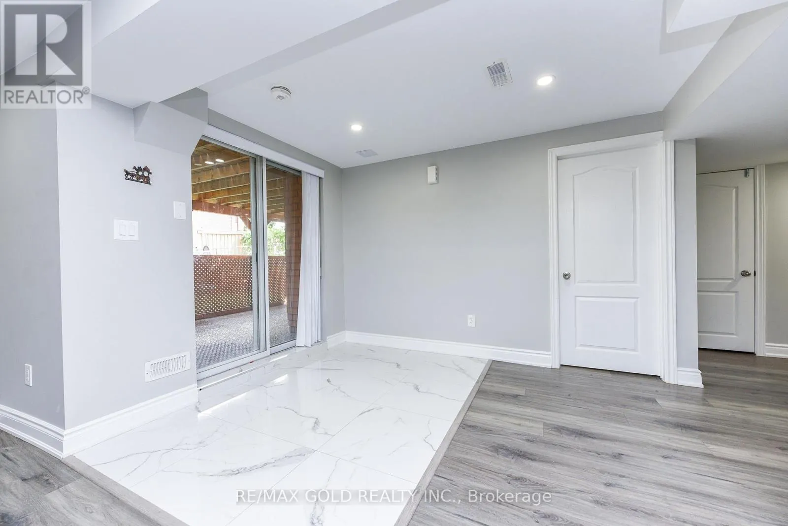 4 GOLLOP CRESCENT