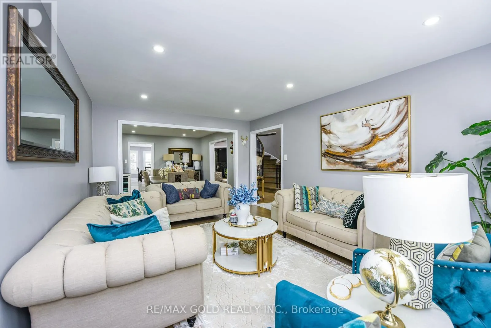 4 GOLLOP CRESCENT