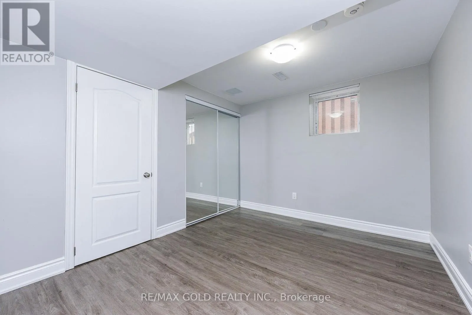 4 GOLLOP CRESCENT