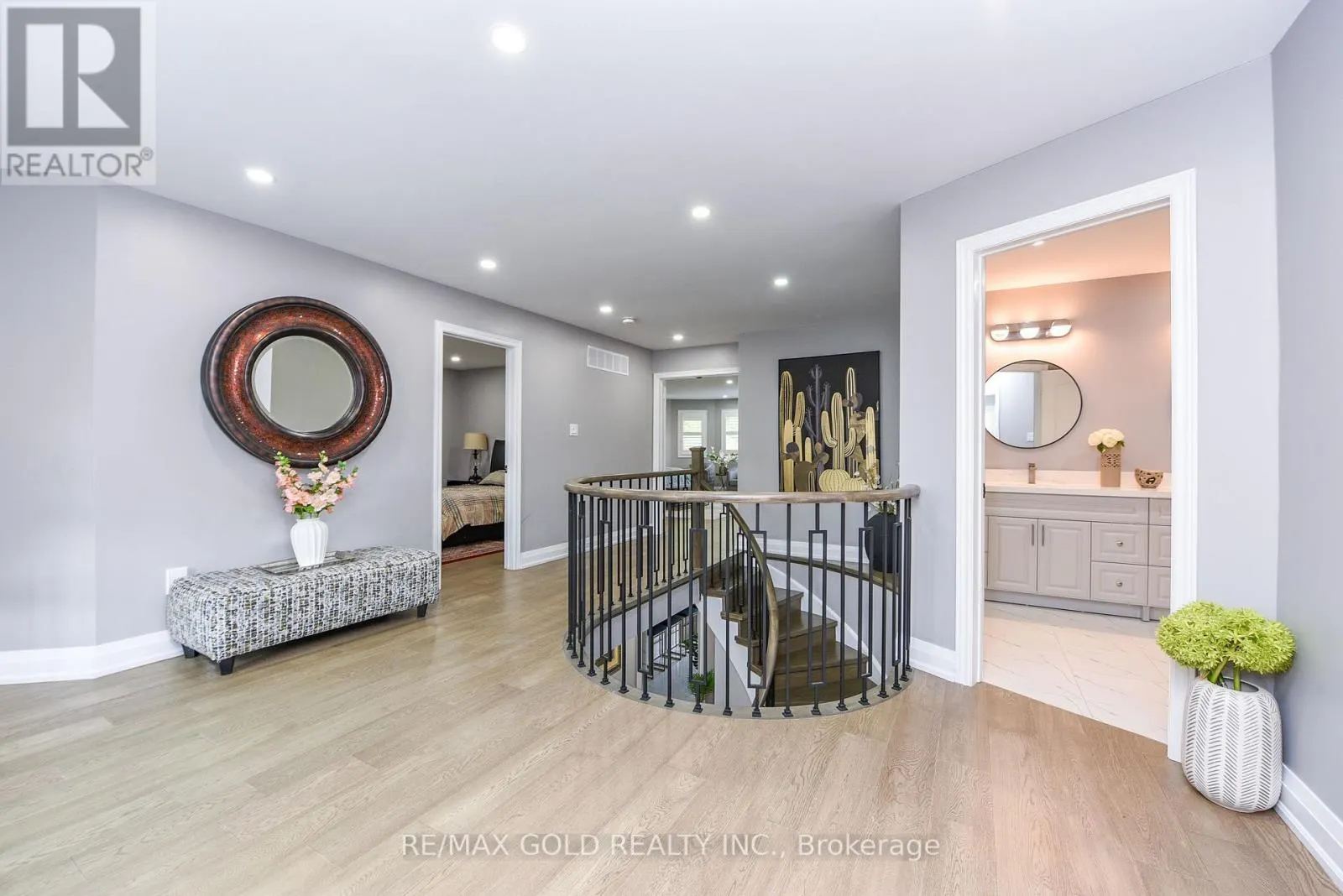 4 GOLLOP CRESCENT