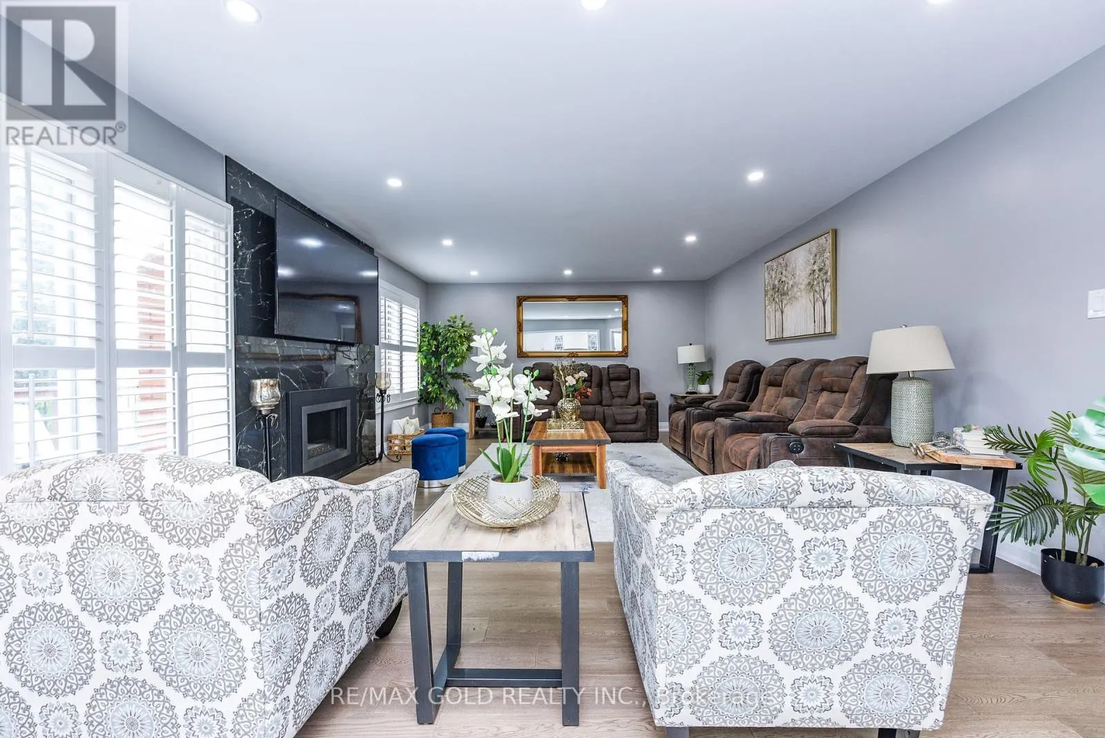 4 GOLLOP CRESCENT