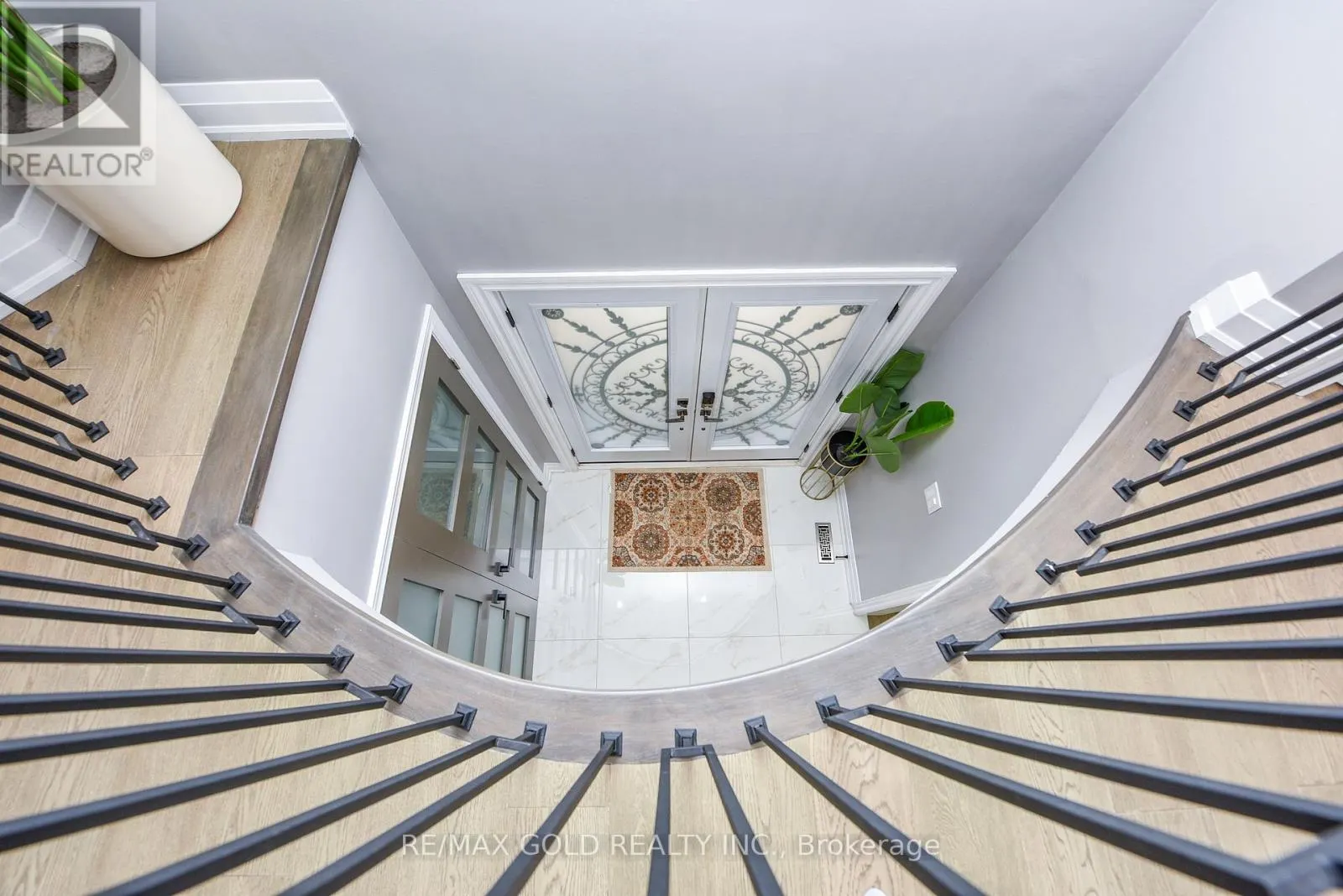 4 GOLLOP CRESCENT