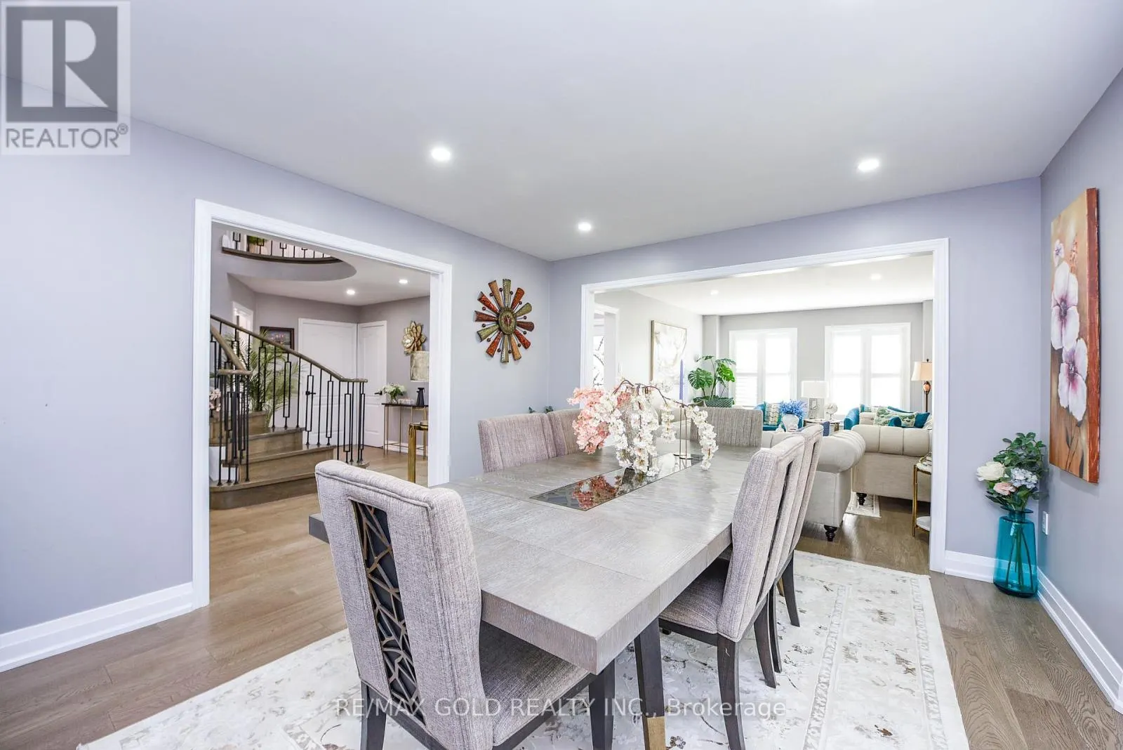 4 GOLLOP CRESCENT