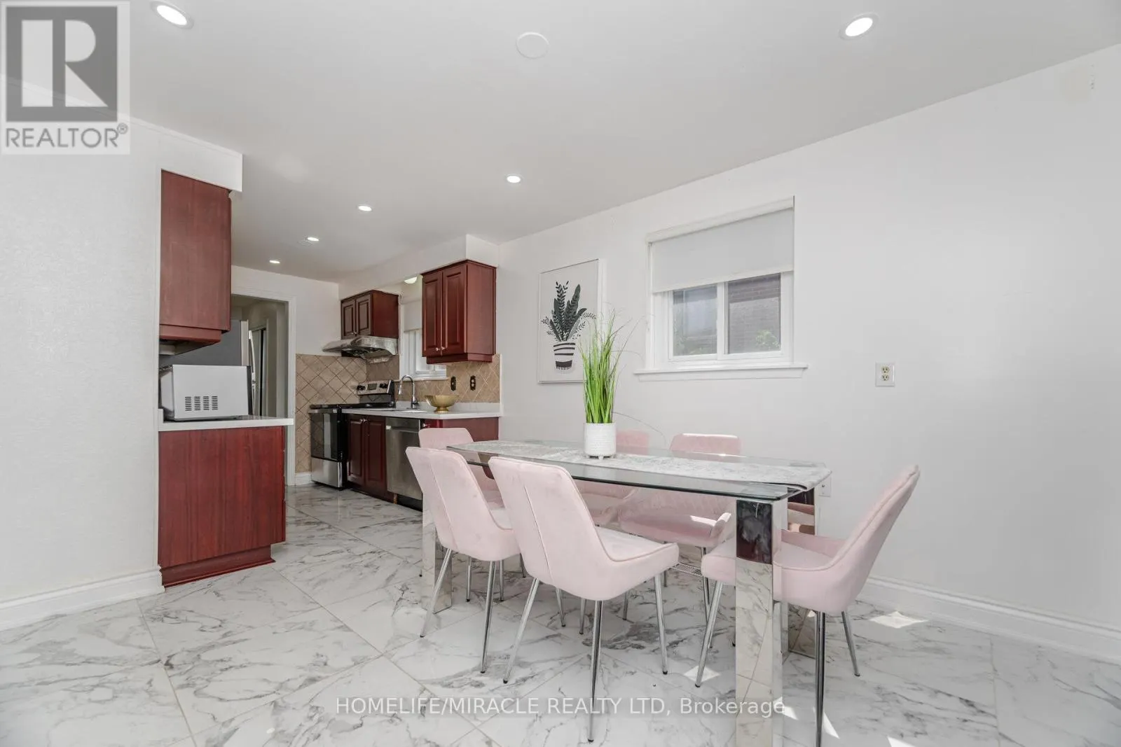 764 EAGLEMOUNT CRESCENT
