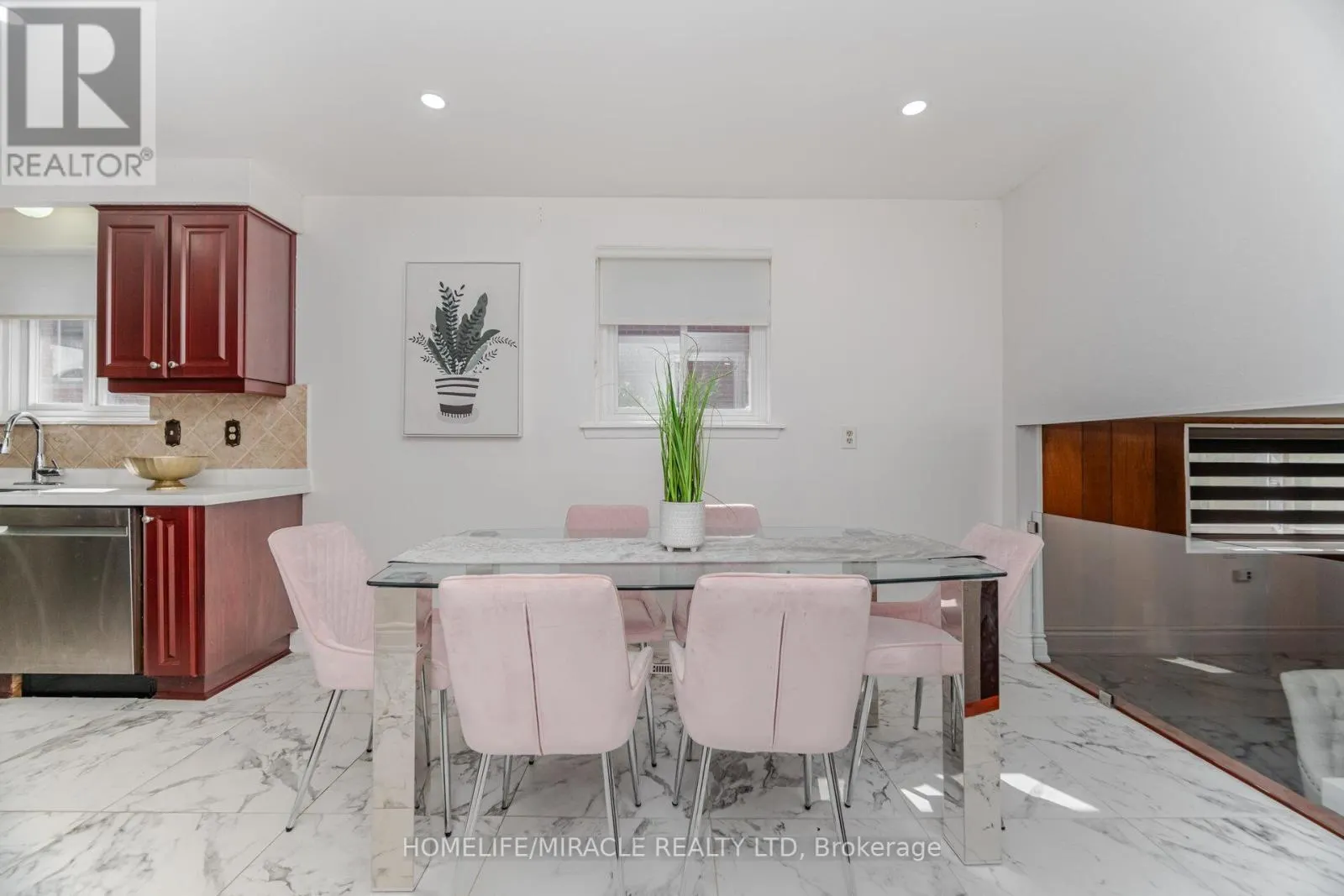764 EAGLEMOUNT CRESCENT